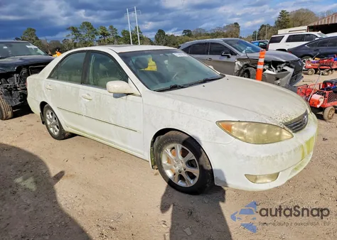 2005 Toyota Camry Le z USA, uszkodzony, nr VIN 4T1BF30KX5U084236